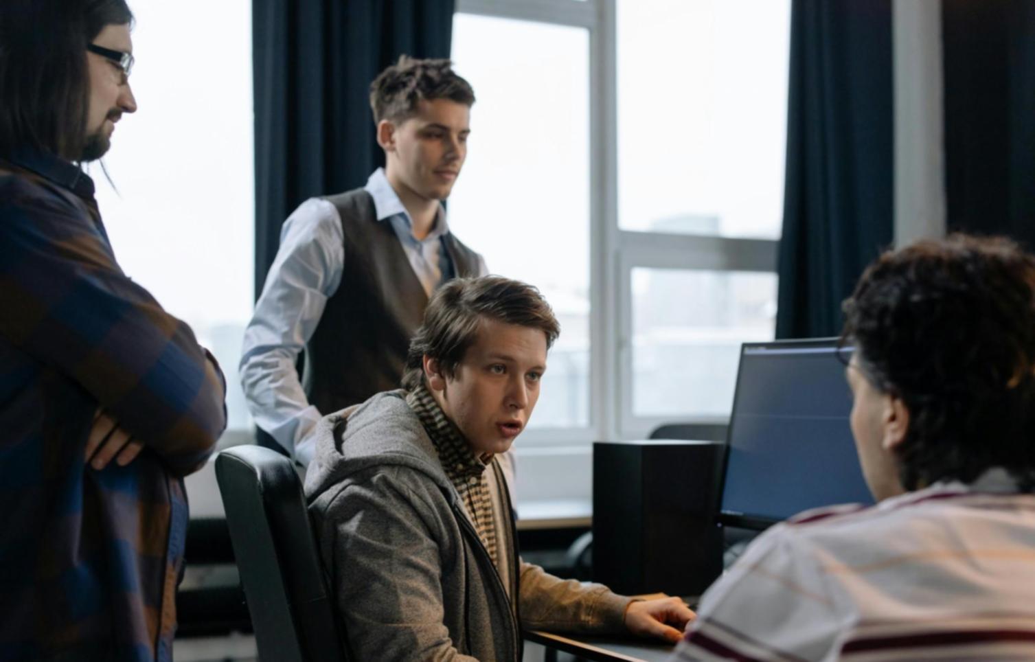 Workspace di design con tablet e prototipi di interfacce gaming